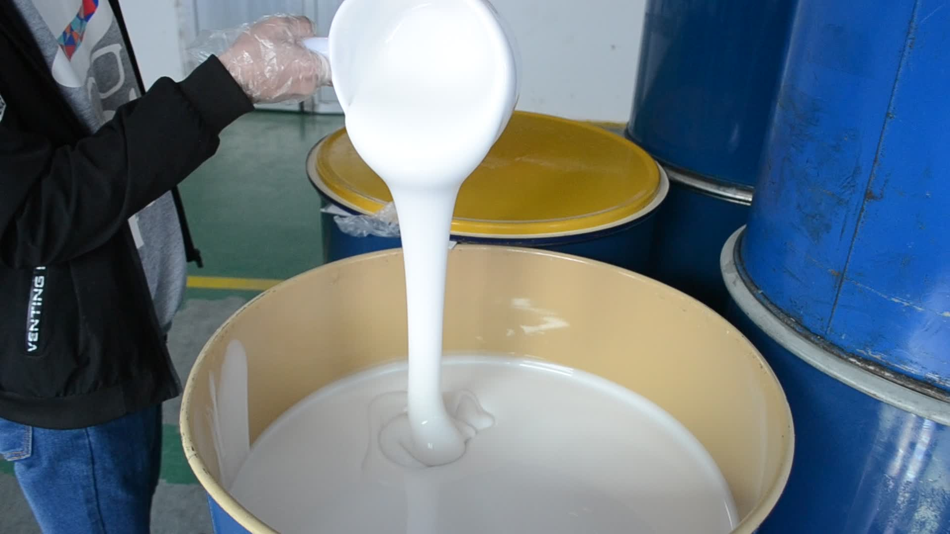 選購模具硅膠如何適應(yīng)小批量與大批量生產(chǎn)的靈活需求？